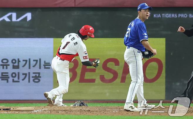 28일 오후 광주 북구 기아챔피언스필드에서 열린 프로야구 '2024 신한 SOL 뱅크 KBO 포스트시즌' 한국시리즈 5차전 삼성 라이온즈와 기아 타이거즈의 경기, 5회말 2사 만루 상황에서 2루주자 KIA 박찬호가 삼성 김윤수의 폭투때 홈으로 쇄도해 득점하고 있다. 2024.10.28/뉴스1 ⓒ News1 김도우 기자