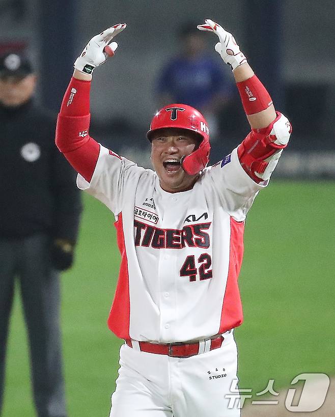 28일 오후 광주 기아챔피언스필드에서 열린 프로야구 '2024 신한 SOL 뱅크 KBO 포스트시즌' 한국시리즈 5차전 삼성 라이온즈와 KIA 타이거즈의 경기, 6회말 1사 1,3루 상황 KIA 김태군이 삼성 임창민을 상대로 1타점 적시 내야안타를 치고 환호하고 있다. 2024.10.28/뉴스1 ⓒ News1 임세영 기자