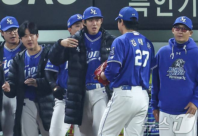 28일 오후 광주 북구 기아챔피언스필드에서 열린 프로야구 '2024 신한 SOL 뱅크 KBO 포스트시즌' 한국시리즈 5차전 삼성 라이온즈와 기아 타이거즈의 경기, 삼성 구자욱이 4회말 2사 만루 상황을 무실점으로 마친 삼성 구원투수 김태훈을 맞이하고 있다. 2024.10.28/뉴스1 ⓒ News1 김도우 기자