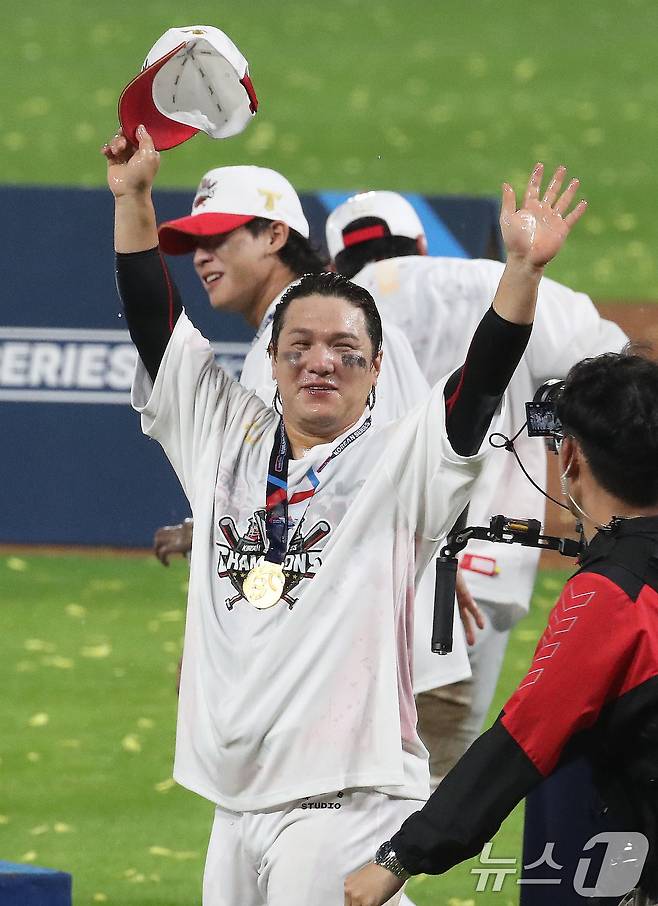 28일 오후 광주 기아챔피언스필드에서 열린 프로야구 '2024 신한 SOL 뱅크 KBO 포스트시즌' 한국시리즈 5차전 삼성 라이온즈와 KIA 타이거즈의 경기 우승 트로피 시상식에서 KIA 김선빈이 한국시리즈 MVP를 수상하고 있다. 2024.10.28/뉴스1 ⓒ News1 임세영 기자