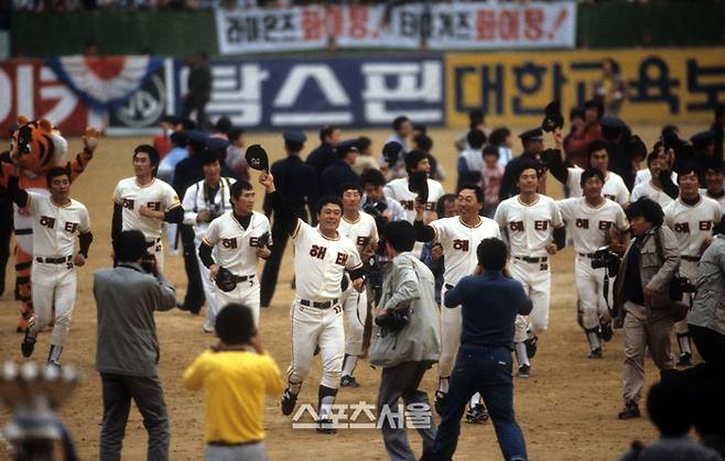 1987년 광주 무등구장에서 치른 삼성과 한국시리즈에서 우승을 차지한 타이거즈 선수들이 환호하고 있다. 사진 | 스포츠서울 DB