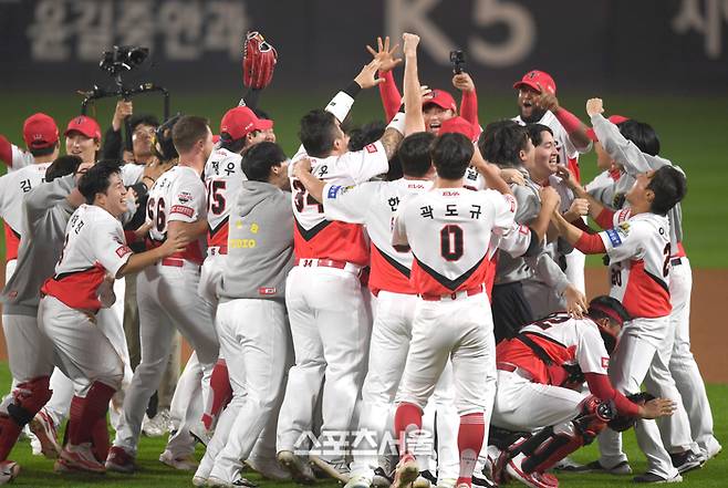 KIA 선수들이 28일 광주-기아 챔피언스 필드에서 열린 삼성과 2024 KBO 한국시리즈 5차전 승리 후 환호하고 있다.  2024. 10. 28. 광주 | 최승섭기자 thunder@sportsseoul.com