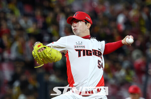 23일 광주 북구 광주-기아챔피언스필드에서 열린 2024 KBO 포스트시즌 한국시리즈 2차전 삼성 라이온즈와 KIA 타이거즈의 경기에서 1회초 KIA 선발 양현종이 역투하고 있다. 사진┃뉴시스