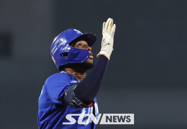 28일 광주 북구 광주-기아챔피언스필드에서 열린 2024 KBO 포스트시즌 한국시리즈 5차전 KIA 타이거즈와 삼성 라이온즈의 경기, 1회초 2사 1루 삼성 디아즈가 2점 홈런을 치고 베이스를 돌며 기뻐하고 있다. 사진┃뉴시스