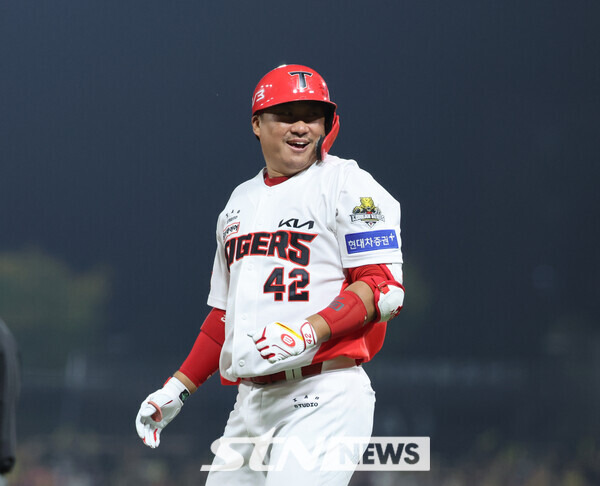 28일 광주 북구 광주-기아챔피언스필드에서 열린 2024 KBO 포스트시즌 한국시리즈 5차전 KIA 타이거즈와 삼성 라이온즈의 경기, 1사 1,3루 KIA 김태군이 1타점 내야 땅볼을 치고 기뻐하고 있다. 사진┃뉴시스