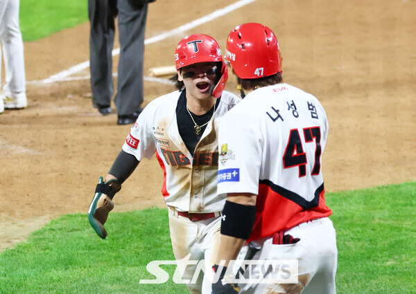 28일 광주 북구 광주-기아챔피언스필드에서 열린 2024 KBO 포스트시즌 한국시리즈 5차전 삼성 라이온즈와 KIA 타이거즈의 경기에서 5회말 2사 만루 KIA 김도영 타석 때 삼성 김윤수의 폭투로 홈을 밟은 2루 주자 박찬호가 기뻐하고 있다. 사진┃뉴시스