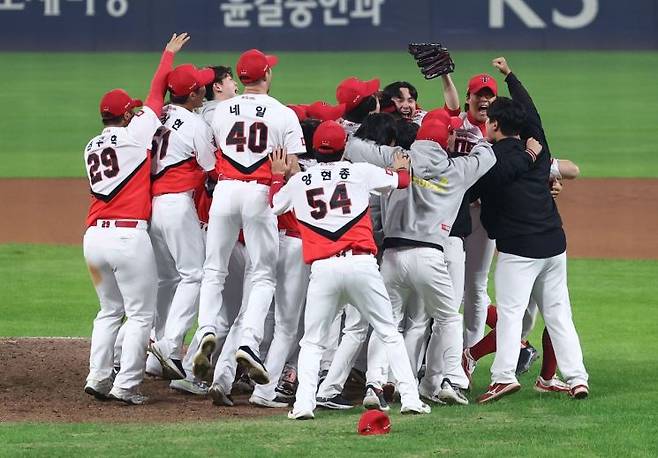 KIA 타이거즈 선수들이 한국시리즈 5차전에서 삼성 라이온즈에 7-5 역전승을 거둬 열두 번째 우승을 확정한 뒤 환호하고 있다.    [사진 제공= 연합뉴스]