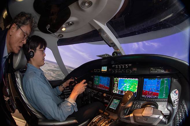 지난 7일 서울시 강서구에 있는 한국공항공사 항공교육훈련센터에서 본지 김아사 기자가 소형 제트기 내부를 그대로 재현한 ‘모의비행장치’에서 운전 훈련 체험을 하고 있다. 공사는 내년부터 실제 항공사가 운항하는 기종을 재현한 모의비행장치를 도입해 조종사를 훈련할 예정이다. /김지호 기자