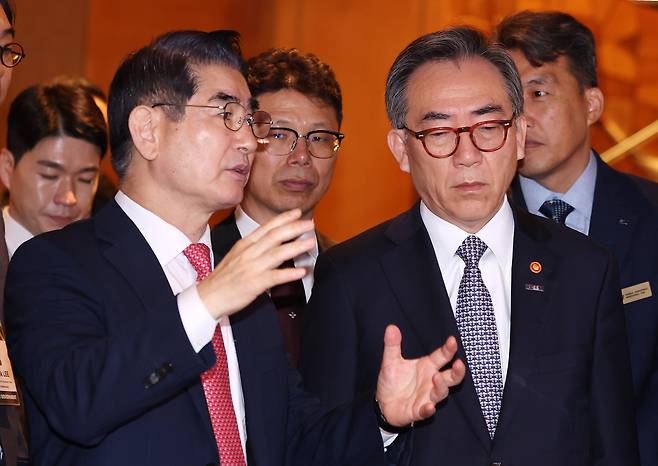 조태열(오른쪽) 외교부 장관과 김용현(왼쪽) 국방부 장관이 지난달 9일 서울 중구 롯데호텔에서 열린 REAIM 고위급회의 개회식을 마친 뒤 대화를 나누고 있다. REAIM 고위급회의는 인공지능(AI)의 군사적 이용이 국제평화와 안보에 미치는 영향에 대한 이해를 제고하고 관련 국제규범 형성 과정에 기여하고자 출범했다. 정부·산업계·학계·국제기구 등 다중 이해관계자가 함께 참여하는 1.5트랙 국제 다자회의체다. /뉴스1