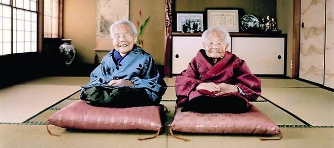 일본 나고야시에 사는 100살 넘은 쌍둥이 자매 할머니는 장수 비결을 묻는 질문에 "잘 먹고 잘 자고 잘 노는 것", "생선을 먹는 것"이라고 각자 대답했다. /조선일보 DB
