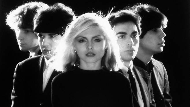 데비 해리는 수많은 명곡을 남긴 음악의 아이콘이자, 펑크 글래머의 스타일 아이콘이다. @blondieofficial