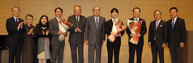 28일 영산외교인상 시상식에서 수상자들이 기념 촬영을 하고 있다. 왼쪽부터 김홍균 외교부 제1차관, 이인호 전 주러시아대사, 마리아 테레사 디존 데 베가 주한필리핀대사, 이상화 주필리핀대사, 류진 서울국제포럼 이사장, 이홍구 명예이사장, 피아니스트 조성진씨, 김옥채 주요코하마 총영사, 최종태 전 재일한국상공회의소 회장, 임성준 영산외교인상 위원장. /서울국제포럼