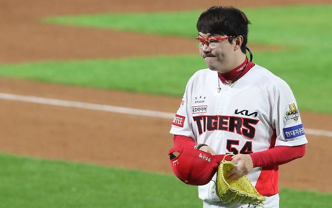 28일 오후 광주 기아챔피언스필드에서 열린 프로야구 KBO 포스트시즌 한국시리즈 5차전 삼성 라이온즈와 KIA 타이거즈의 경기, 3회초 삼성 공격 2사 1루 상황에서 KIA 선발 양현종이 삼성 디아즈에게 연타석 홈런을 허용 한 뒤 강판되고 있다. /뉴스1