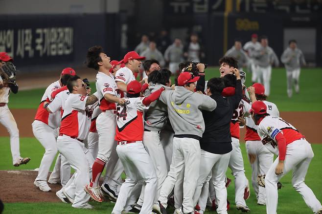 28일 광주 기아챔피언스필드에서 열린 2024 신한 SOL뱅크 KBO 포스트시즌 한국시리즈 5차전 삼성 라이온즈와 KIA 타이거즈의 경기. 삼성에 승리하며 7년 만에 통합우승을 달성한 KIA 선수들이 기뻐하고 있다./연합뉴스