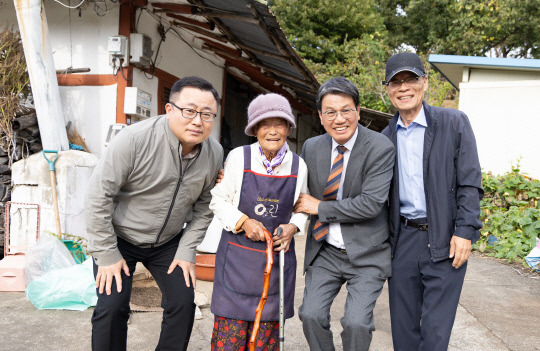 청양군이 제28회 노인의 날을 기념해 청양군 100세 어르신에게 장수지팡이(청려장)와 대통령 축하 서한을 전달했다.청양군 제공