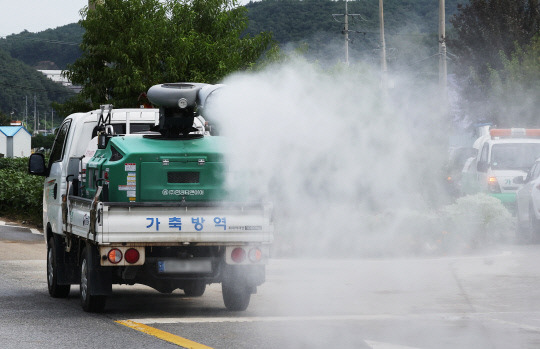 방역차가 축산농가 주변을 소독하고 있다. 연합뉴스 제공.