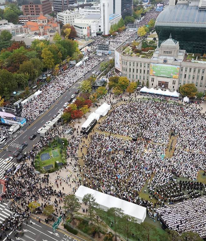 ‘한국교회 200만 연합예배 및 큰 기도회 조직위원회’가 주최한 대규모 집회가 27일 서울 중구 세종대로와 서울광장에서 열리고 있다. 경찰 추산 23만 명(주최 측 추산 110만 명)이 이날 집회에 참석해 차별금지법 제정과 동성혼에 반대하는 구호를 외쳤다. 뉴시스