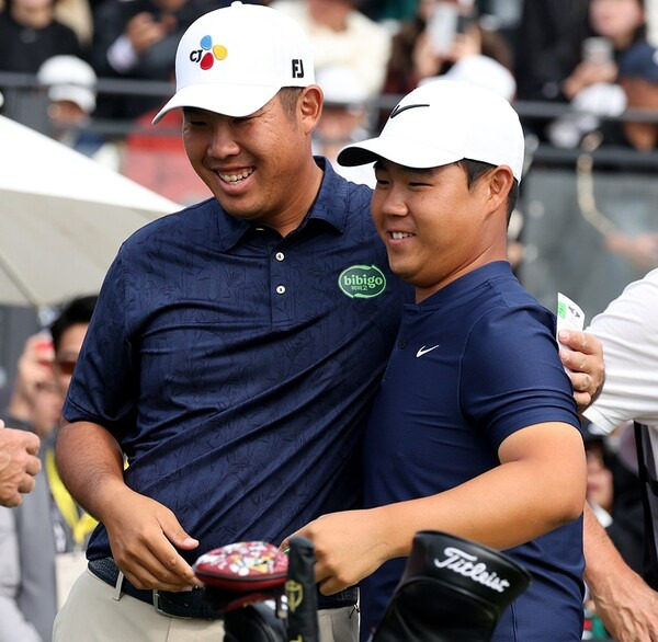 한국프로골프(KPGA) 투어와 DP월드투어가 공동 주관하는 2024년 제네시스 챔피언십에서 김주형 프로와 연장전 끝에 우승을 차지한 안병훈 프로가 최종라운드 1번홀 티잉 그라운드에서 인사하는 모습이다. 사진제공=KPGA