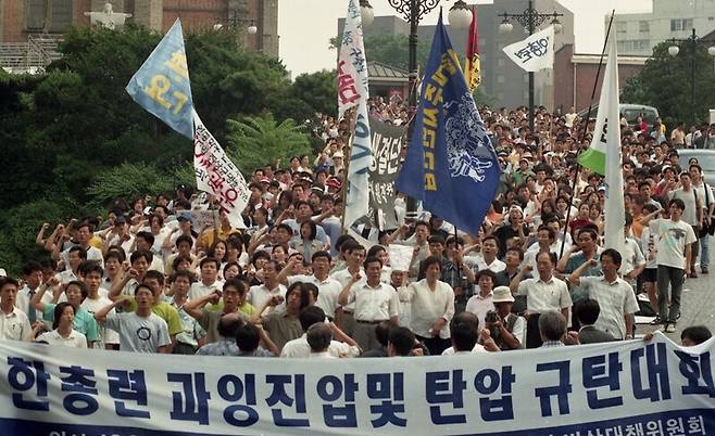 1996년 8월21일 서울 명동성당에서 한총련 소속 대학생들이 연세대 범민족대회에 대한 경찰의 과잉진압에 항의하는 집회를 열고 있다. 연합뉴스