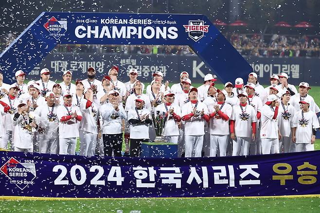 기아(KIA) 타이거즈 선수들이 28일 광주 기아챔피언스필드에서 열린 2024 신한 SOL뱅크 KBO 포스트시즌 한국시리즈 5차전 삼성 라이온즈와 경기에서 승리하고 7년 만에 통합 우승을 달성한 뒤 박수를 치고 있다. 연합뉴스