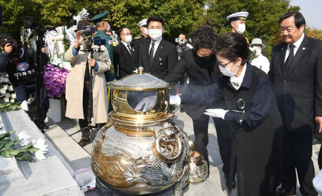 박근령씨 부부가 지난 2020년 10월 26일 서울 동작구 국립서울현충원에서 열린 박정희 전 대통령 서거 41주기 추도식에서 분향하고 있다. 국회사진기자단