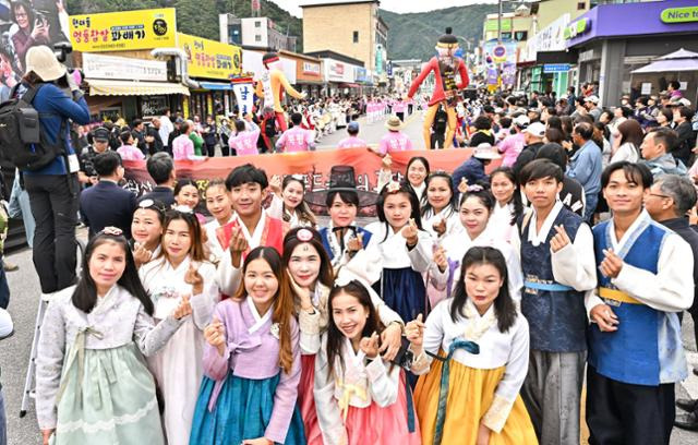 지난 2일 강원 정선군 공설운동장 일원에서 제49회 정선아리랑제 개막식이 열려 아리랑 거리 퍼레이드에 참여한 라오스 국적의 계절근로자들이 기념 촬영을 하고 있다. 정선군 제공