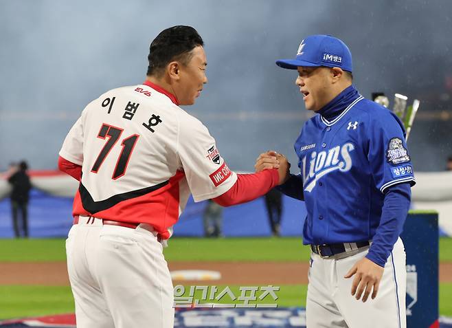 2024 신한 쏠뱅크 KBO 한국시리즈 1차전 삼성과 KIA의 경기가 21일 오후 광주 기아챔피언스필드에서 열렸다. 개막전 행사를 마치고 KIA 이범호 감독과 삼성 박진만 감독이 악수를 나누고 있다. 광주=정시종 기자 /2024.10.21.