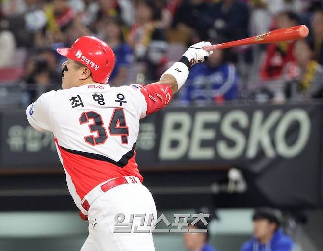 2024 프로야구 KBO 포스트시즌 KIA 타이거즈와 삼성 라이온즈의 한국시리즈(KS) 5차전 경기가 28일 오후 광주 기아챔피언스필드에서 열렸다. 5회말 무사 최형우가 솔로홈런을 치고 있다. 광주=김민규 기자 mgkim1@edaily.co.kr /2024.10.28/