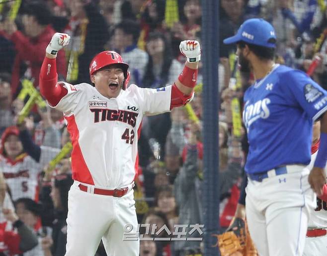 2024 프로야구 KBO 포스트시즌 KIA타이거즈와 삼성라이온즈의 한국시리즈(KS) 5차전 경기가 28일 오후 광주 기아챔피언스필드에서 열렸다. 6회말 1사 1,3루 김태군이 승부를 뒤집는 역전 1타점 적시타를 치고 출루해 1루에서 환호하고 있다. 광주=김민규 기자 mgkim1@edaily.co.kr /2024.10.28/