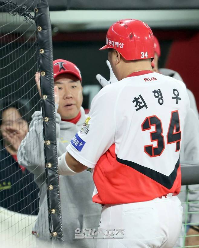 2024 신한 쏠뱅크 KBO 한국시리즈 5차전 삼성과 KIA의 경기가 28일 오후 광주 기아챔피언스필드에서 열렸다. KIA 이범호 감독이 5회 우월 1점 홈런을 날리고 들어오는 최형우를 반기고있다. 광주=정시종 기자 capa@edaily.co.kr /2024.10.28.