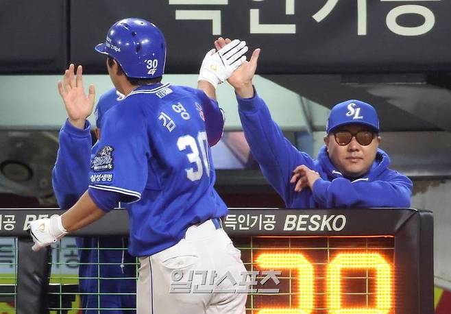 2024 프로야구 KBO 포스트시즌 KIA타이거즈와 삼성라이온즈의 한국시리즈(KS) 5차전 경기가 28일 오후 광주 기아챔피언스필드에서 열렸다. 1회초 2사 김영웅이 디아즈에 이어 백투백 홈런을 날리고 홈인해 박진만 감독의 축하를 받고 있다. 광주=김민규 기자 mgkim1@edaily.co.kr /2024.10.28/