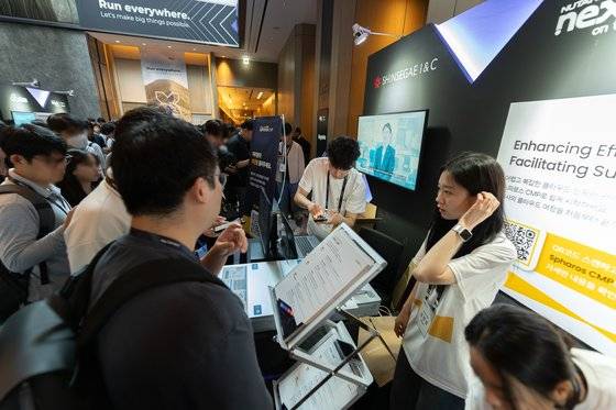 신세계아이앤씨가 뉴타닉스 ‘닷넥스트 2024’ 행사에서 클라우드 풀스텍 서비스를 소개하고 있다.