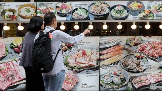 고물가에 점심 식대가 오르는 '런치플레이션'이 이어지자 편의점이나 구내식당에서 점심을 해결하는 직장인이 늘고 있다. 사진은 서울 중구 식당가에 시민이 지나가는 모습. 뉴스1