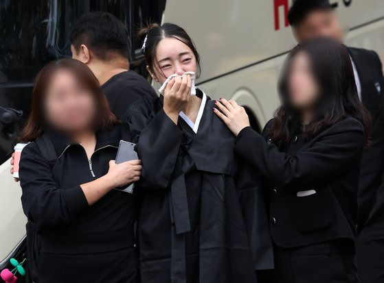 27일 오전 서울 성동구 한양대병원 장례식장에서 엄수된 배우 고(故) 김수미의 발인에서 며느리인 배우 서효림이 슬퍼하며 운구차량으로 향하고 있다. 뉴시스