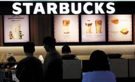 28일 서울 시내에서 시민들이 스타벅스 음료를 마시고 있다. 스타벅스 코리아는 다음 달 1일부터 아이스 음료 11종의 톨 사이즈 가격을 200원 인상한다. 연합뉴스