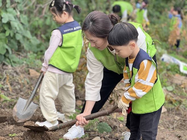 지난 19일 현대엔지니어링 임직원 및 임직원 가족이 서울 상암동 노을공원에서 생태숲 가꾸기 봉사활동을 진행하고 있다./현대엔지니어링 제공