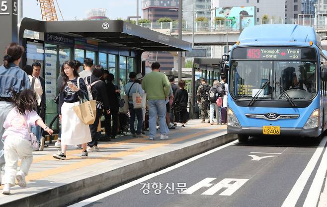 서울역버스환승센터에서 지난 5월 시민들이 버스를 기다리거나 타고 있다. 한수빈 기자