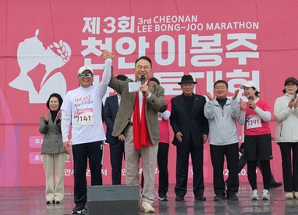 ‘제3회 천안 이봉주 마라톤대회’에 참가한 이봉주 선수(앞줄 왼쪽). 천안시 제공