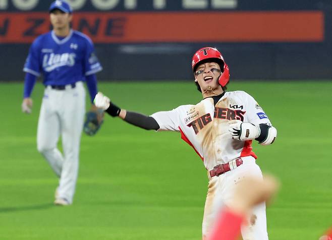 28일 광주 기아챔피언스필드에서 열린 2024 신한 SOL뱅크 KBO 포스트시즌 한국시리즈 5차전 삼성 라이온즈와 KIA 타이거즈의 경기. KIA 박찬호가 8회말 1사 1루에서 1타점 2루타를 치고 환호하고 있다. | 연합뉴스