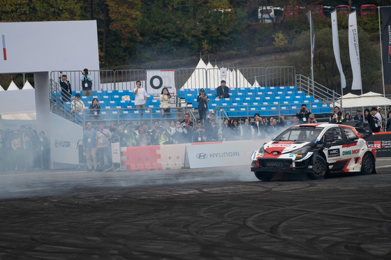 Toyota Motor Group Chairman Akio Toyoda drifts with Hyundai Motor Group Executive Chair Euisun Chung in the passenger seat at the Hyundai N x Toyota Gazoo Racing Festival event, held Sunday in Everland Speedway in Yongin, Gyeonggi. [CHO YONG-JUN]