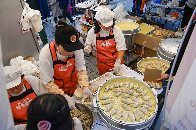 Sellers prepare mandu during the 2024 Wonju Mandu Festival on Saturday. [WONJU CITY GOVERNMENT]