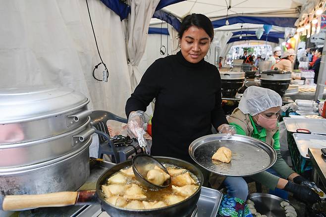 A seller fries samosa, a fried pastry dish filled with a savory mixture, at the global section of the 2024 Wonju Mandu Festival on Saturday. [WONJU CITY GOVERNMENT]