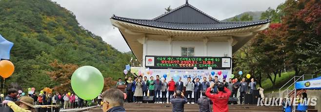 백두대간 산삼심기 축제에 참가한 최종복 백두대간보전회장 등 관계자들이 산삼이 들어 있는 풍선을 날리고 있다. (사진=백두대간보전회)