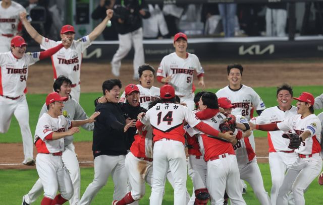 28일 광주 기아챔피언스필드에서 열린 2024 신한 SOL뱅크 KBO 포스트시즌 한국시리즈 5차전 삼성 라이온즈와 KIA 타이거즈의 경기. 삼성에 승리하며 7년 만에 통합우승을 달성한 KIA 선수들이 기뻐하고 있다. 연합뉴스