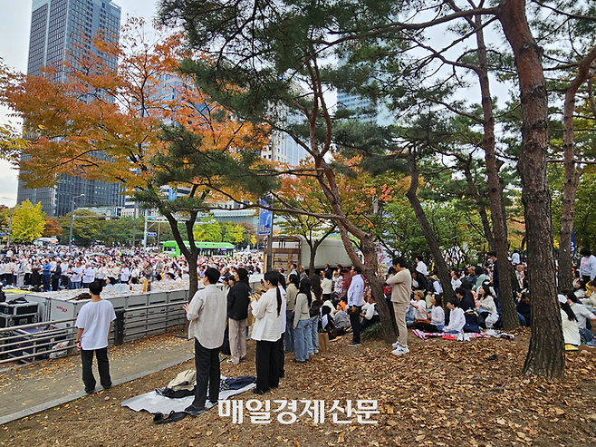 27일 서울 여의도공원에서 집회 참가자들 일부가 자리를 잡고 앉으면서 나들이 관광객들이 불편함을 호소했다. [지혜진 기자]