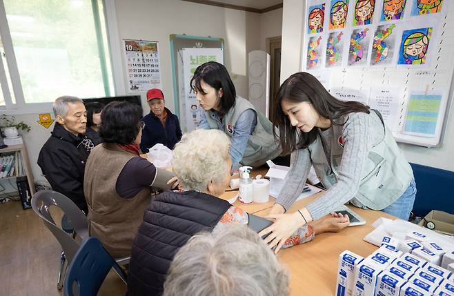 대한항공 임직원 및 가족들이 농가 일손 돕기와 의료 지원 봉사활동을 하고 있는 모습. <대한항공>