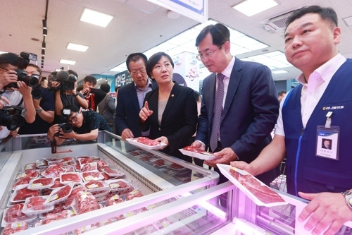 한우 소비촉진 행사장 찾은 송미령 농림축산식품부 장관 모습. 사진은 기사 내용과 직접적인 관련 없음. [사진 출처  = 연합뉴스]