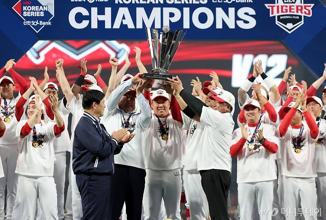 [광주=뉴시스] 김금보 기자 = 28일 광주 북구 광주-기아챔피언스필드에서 2024 KBO 포스트시즌 한국시리즈 4승 1패의 기록으로 통합 우승을 차지한 KIA 타이거즈 선수들이 우승 트로피를 들어올리고 있다. 2024.10.28. kgb@newsis.com /사진=김금보