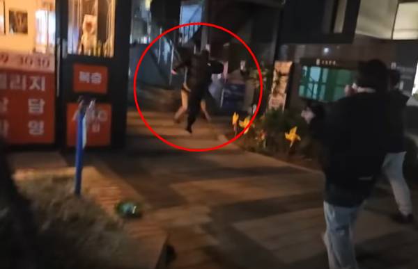 국내에서 잦은 기행을 일삼는 미국 유튜버를 향한 보복이 이어지고 있다. 사진은 지난 27일 공개된 해당 유튜버를 향해 발차기하는 한 시민의 모습. /사진=유튜브 캡처