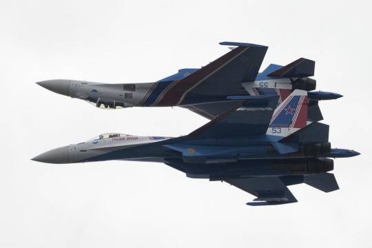 배면 비행(inverted flight) 중인 2대의 Su-35s 모습. AP 뉴시스